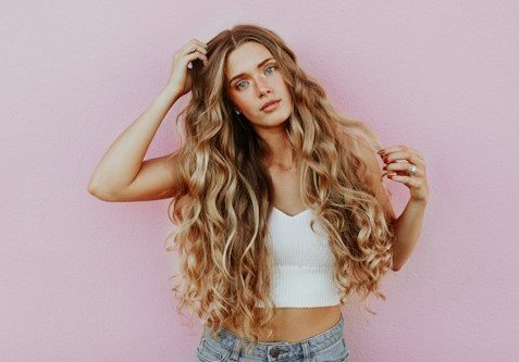 Do Shampoo Brushes Help Hair Grow?
A blonde woman with very long blonde hair.
